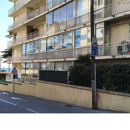 Palais Des Festivals Un Pied Dans L'eau קאן