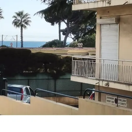 Palais Des Festivals Un Pied Dans L'eau * קאן