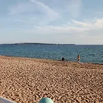 Palais Des Festivals Un Pied Dans L'eau *
